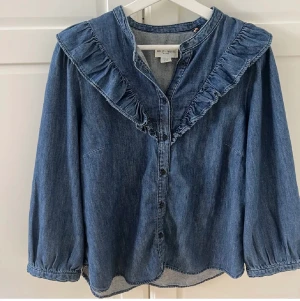 Jeans blus  - En jättefin blus från Lindex, använd försiktigt så inga fläckar eller defekter, slutsåld i butik💕