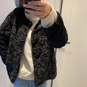 Pälsjacka - Säljer min skitsnygga eftertraktade pälsjacka från saint tropez i storlek M