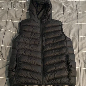 Väst - Från boohooman  För liten för mig så inte använd Strl men sitter som m