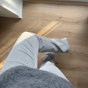 Superfina bootcut jeans från Gina Young i strl 164, säljer då dem är lite stora på mig. Skulle säga att dem passar strl 36-38 då dem är väldigt töjbara💗är 165. Nypris 350