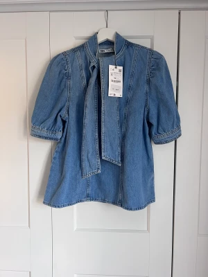 Zara blus  - säljer min nya zara blus då den var lite stor, helt ny och alla lappar är kvar!🤍