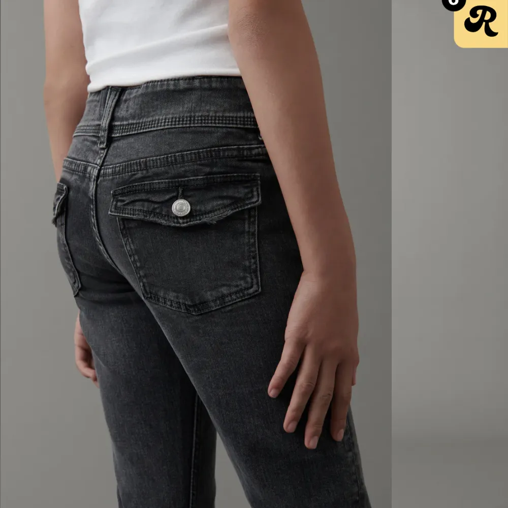 Low waist bootcut jeans ifrån Young Gina🫶🏻 I bra skick men med en liten fläck på benet. (Går knappt att se på sista bilden ens!) Originalpris 350kr  frakt ingår🙌 skriv om du vill köpa💞. Jeans & Byxor.