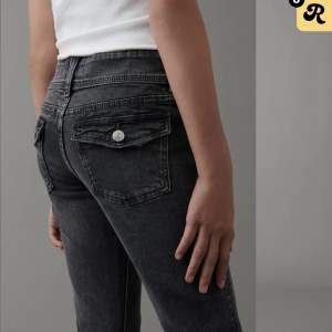 Low waist bootcut jeans ifrån Young Gina🫶🏻 I bra skick men med en liten fläck på benet. (Går knappt att se på sista bilden ens!) Originalpris 350kr  frakt ingår🙌 skriv om du vill köpa💞