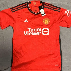Adidas Manchester United hemmatröja 23/24 - Säljer nu min Manchester United fotbollströja i nytt skick 