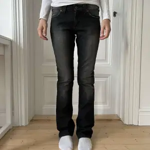 Säljer low waist lee jeans i storlek 28/33. Midjemått 28cm. Total benlängd 104cm. Skulle säga att det passar en storlek S. Jag är 170 cm och dom är bra i längden.