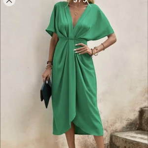 grön klänning - säljer denna klänning i storlek M och L för 130kr per st