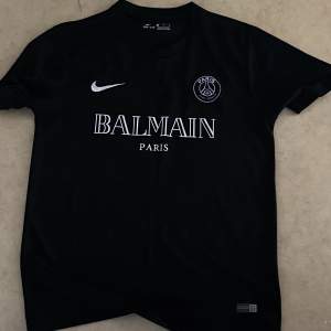 Ny Paris Balmain fotbolls-tröja köptes för 600kr och säljer för 350kr ink frakt. Priset kan diskuteras vid snabb affär! 