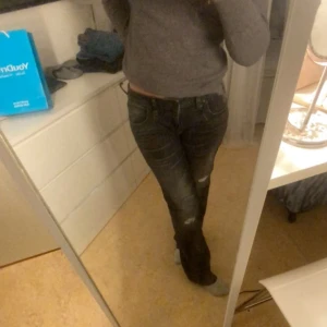 Ltb jeans - Säljer mina snygga gråa ltb jeans med slitningar, säljer då dom är lite för stora för mig. Dom har gått sönder lite grann som man ser på bild tre men är lätt att laga om de är så, går ner lite i pris pgd av de! Nypris 700 säljer för 400