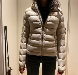 Colmar jacka - Jättefin beige colmar jacka som har används några gånger men den är i bra skick😊