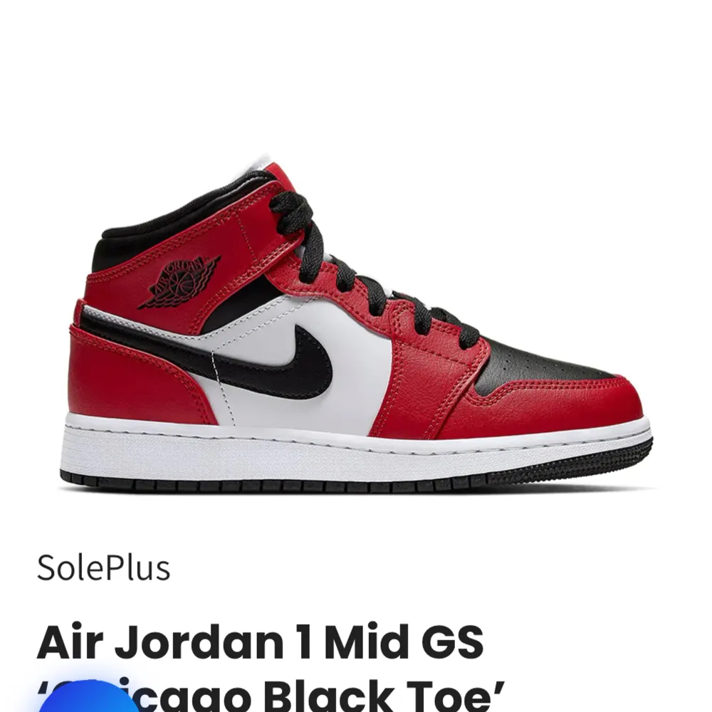 Air Jordan mid, Chicago black toe, köpta för 3000 på soleplus. Säljer för att jag växt ur dem. Skriv för egna bilder eller om du har någon fundering💞. Skor.