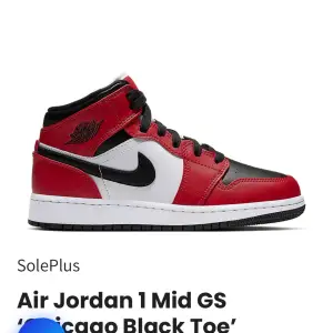 Air Jordan mid, Chicago black toe, köpta för 3000 på soleplus. Säljer för att jag växt ur dem. Skriv för egna bilder eller om du har någon fundering💞