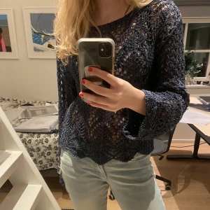 Stickad tröja - Skit cool stickad tröja från Zara. Helt ny, använd endast en gång. Jättefin färg😍 