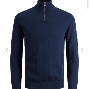 Halv zip tröja - Säljer min mörkblåa halv zip tröja från Jack and Jones i storleken M. Den är väldigt populär och eftertraktad. Skick 8/10, hör av dig vid frågor!!