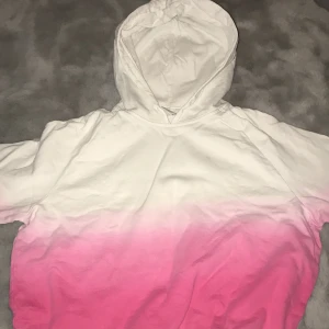 Hoodie från Lindex  - En hoodie från linde i storleken 134/140. Har en liten fläck (andra bilden)