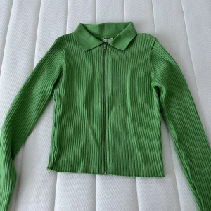 Topp - En grön topp, aldrig använt denna men har väldigt skön material. Storlek S 