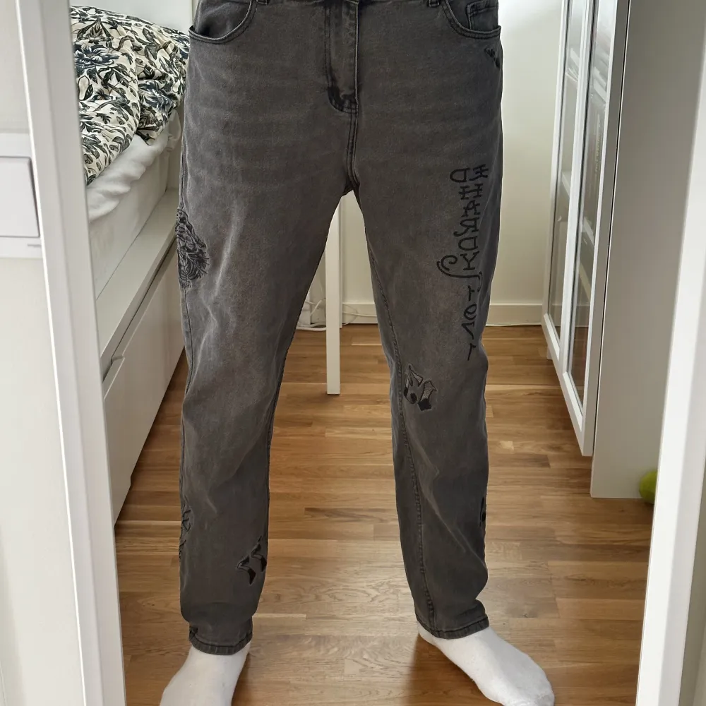 Ed Hardy tiger doodle jeans relaxed fit- washed black. Köpte dessa jeans för kanske ett år sedan på Zalando där dom inte säljs  längre.  Knappt använda jeans i väldigt bra skick just därför jag säljer dom! Jag är 198 men tycker dom är för små för mig!. Jeans & Byxor.