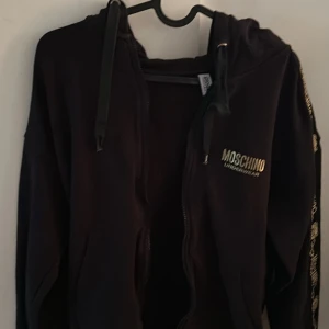 Moschino hoodie - Tjena säljer denna moschino zip i storlek s som är köpt på miinto.se för 3300. Använd fast i nyskick. Pris ej hugget i sten så skriv om du är intresserad. 