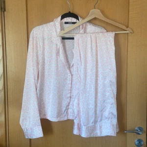 Pyjamas set - Rosa leopardmönstrat pyjamaset 💕 bara att skriva om du vill ha fler bilder!