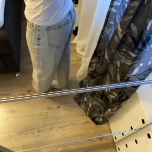 Straight Jeans - Ett par ljusblåa jeans från Gina tricot. Är i nyskick och använts väldigt få gånger. Säljs pga ingen användning. Ny pris: 350 Mitt pris: 70