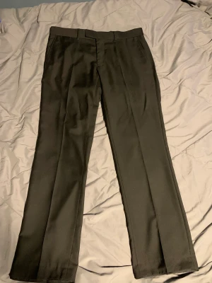 Dressman kostymbyxor - Säljer då de är för små. Är i bra skick och inte använda så mycket. Tar gärna emot bud!