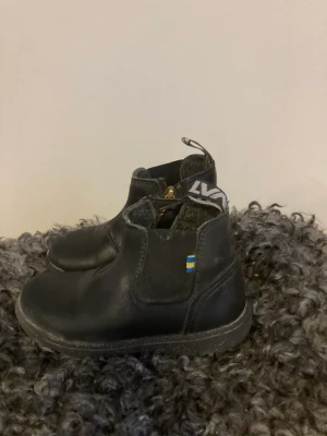 Kavat barn  - Fina Kavatkängor, modell Nymölla. Perfekta höst/vårskor  Storlek 26 Nypris 850 kr, vårt pris 300kr