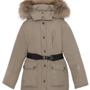 Vinter jacka  - En jacka från Ver De Terre i storlek 12. Det är en barnjacka. Fram till har bältet färgat sig lite på jackan. Men inget synligt när man har bältet stängt, (skriv för bild). Pälsen är avtagbar, äkta päls. Nypris 3800kr. Köparen står för frakten, ej retur