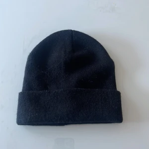 Mössa - Svart mössa från kappahl, one size. Använda men fortfarande i mycket gott skick