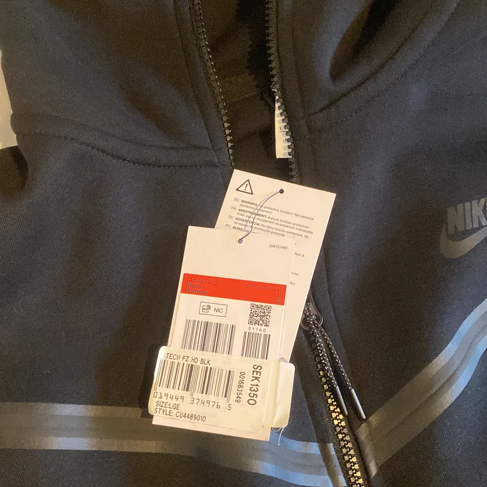 Nike tech fleece hoodie svart. Nypris 1350kr, JD Sports i butik. Aldrig använd så 10/10 skick. Prislappar/tags kvar på tröjan.. Hoodies.