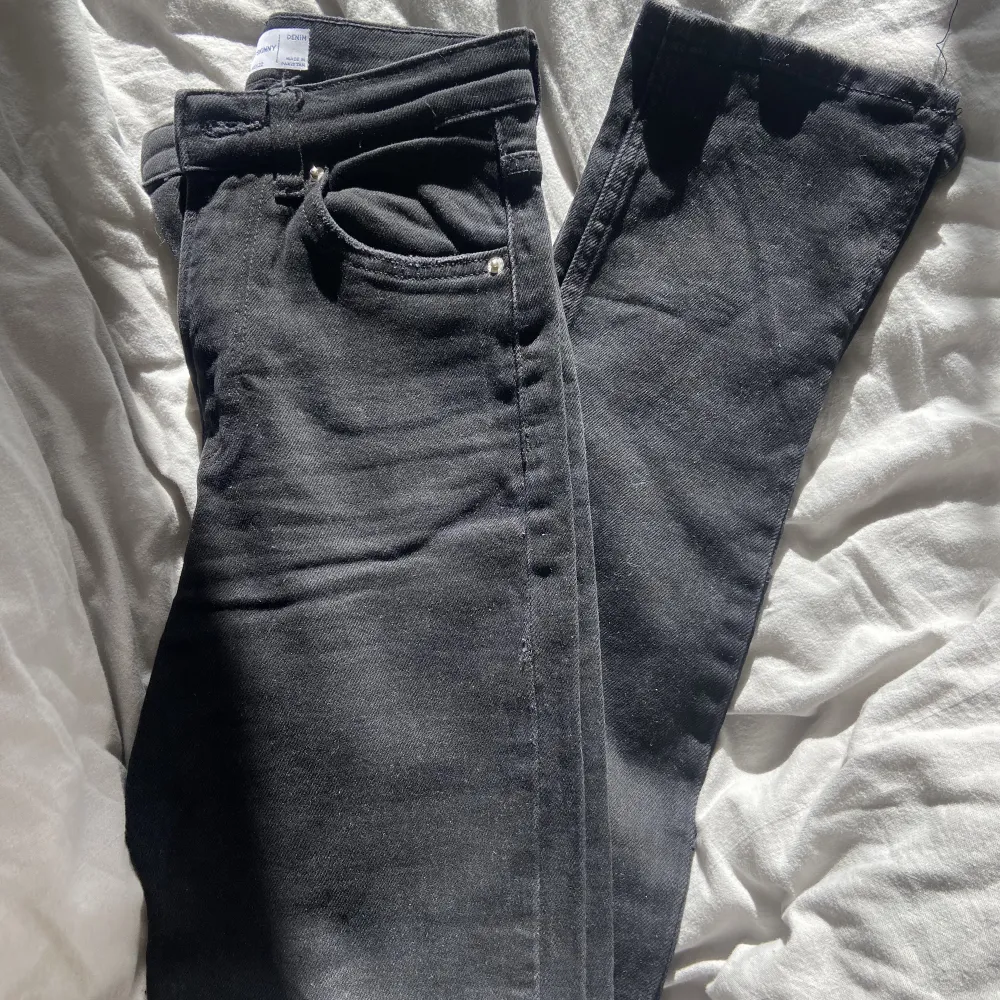 Bershka jeans, köpte för 369, helt oanvända. Säljer då de inte passade. Stl 32. Jeans & Byxor.