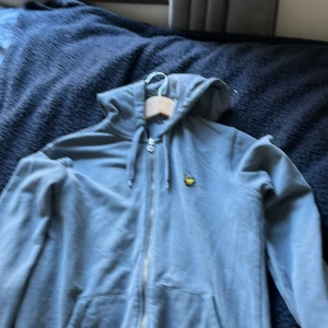 Lyle & scott zip Hoodie  - Säljer denna Lyle & scott zip Hoodien. Storlek XS och en väldigt härlig färg. Passar till linnebyxor, jeans och mjukisar. Skicket är mycket bra.