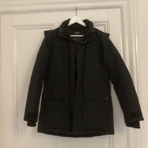 Vinterjacka unisex - En svart vinterjacka näst intill oanvänd. Storlek 164 och passar både tjej och kille. Stora och rymliga fickor. Nypris 900kr säljs för 300kr.