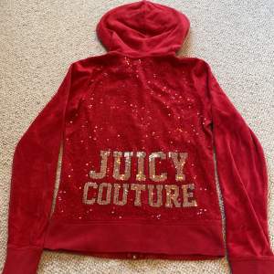 Fin juicy tröja i röd, äldre modell men i fint skick. Tröjan har paljetter på ryggen där det står Juicy Couture och är perfekt till jul. Säljer då den är för liten för mig, tröjan är i S men passar bättre på xS.❤️