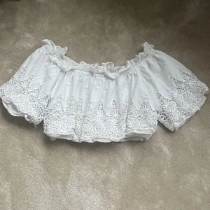 Broderad topp - Vit broderad topp från Linn Ahlborg X NA-KD 