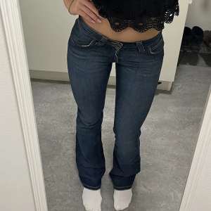 Lee Jeans - Säljer dessa supersnygga Lee jeans i storlek 34. Dessa har tyävrr blivit försmå för mig 💕