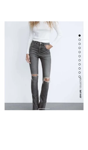 Zara jeans  - Säljer nu mina gråa bootcut jeans med slits. Då dom inte längre kommer till användning. Dom är i ett bra skick, men har trampat sönder dom lite där nere då dom är för långa (jag är 163)