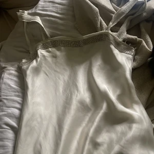 Zara klänning - Snyggaste zara-klänningen! Slutsåld💕💕 använd fåtal gånger💗💗