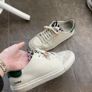 Axel Arigato skor - Skitsnygga och coola skor från arigato!! Men används inte längre, är inte heller jätte använda, så är i väldigt fint skick. Köpta under sensommaren 2022❤️❤️ nypris: 2550kr