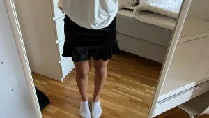 Sammetskjol - Svart sammetskjol från hm använt 1 gång på nyår💗