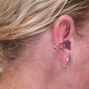 Huggies stål nya/oanvända  - Huggies i kirurgiskt stål enbart provade. Passar de flesta öron då du klämmer åt de så hårt du vill ha dom. Nickelfritt.  Pris 70kr för båda 