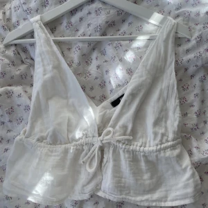 Sommartopp - Supersöt topp ifrån BikBok som aldrig använts! Kan tyvärr inte fixa bilder på😊