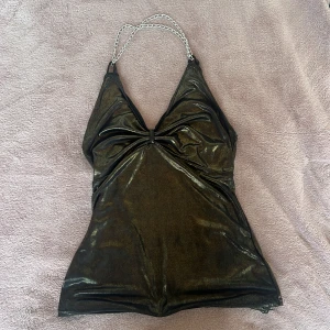 Topp - Perfekt topp för fest eller utekväll. Köpt på Humana, använt en del. Mycket bra skick. Skulle tro att det är mellan strl S-M, passformen är ganska loose. 