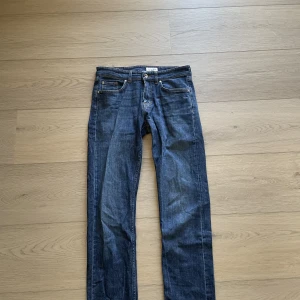 Tiger of Sweden Jeans - Säljer dessa nästintill oanvända Tiger of Sweden jeansen då jag inte använder de. Storleken är 31/34 och är lite slimfit 
