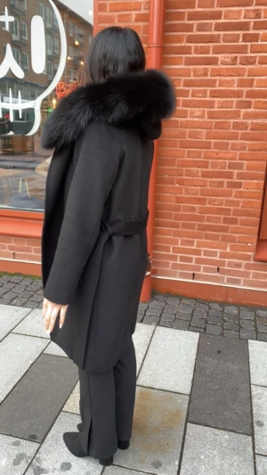 Hollies Lucinda Wool Fox - Säljer denna otroligt fina och lyxiga pälskappan från Hollies i färgen svart. Använd ett fåtal gånger och är i toppen skick. 