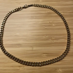 Guld halsband/kedja - Icon brand guld kedja, knappt använd. Den är 56 cm lång.