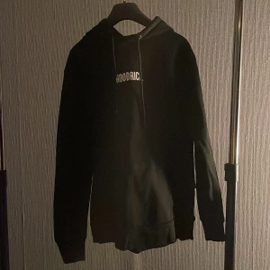 Hoodrich hoodie - Säljer en hoodrich tröja. Inget fel på den, har inte den stilen lägre och vill inte ha den.