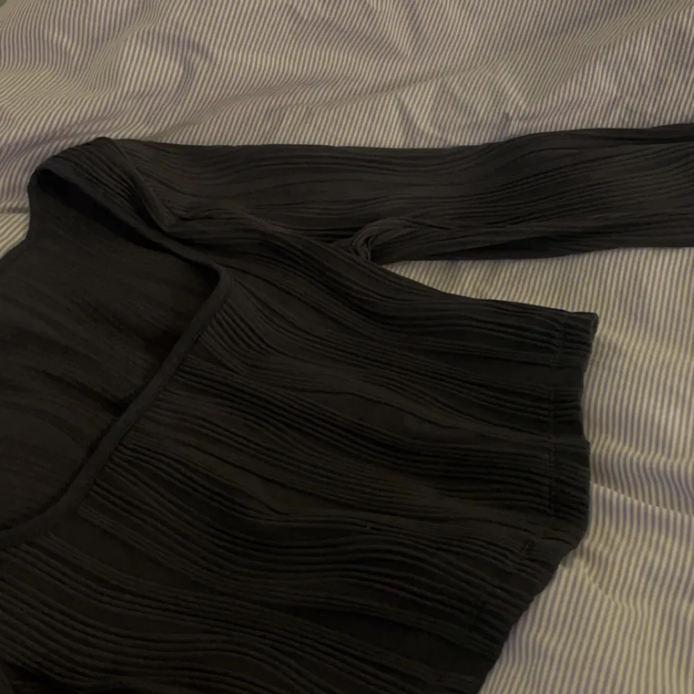 Jätte fin svart långärmad tröja med mönster på💕 har aldrig använt den så helt nyskick  . Toppar.
