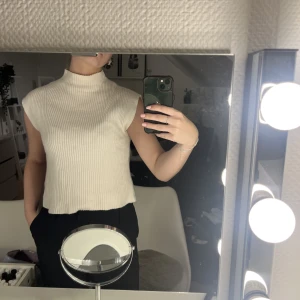 Väst - Säljer denna västaktiga toppen från NA-KD ❤️stretchiga material 