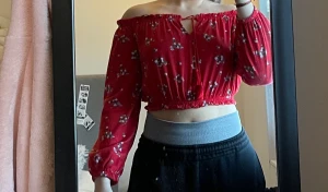 Röd H&M topp - Säljer min röda fina off shoulder topp från H&M då den inte kommer till användning. Har bara provats för bild.