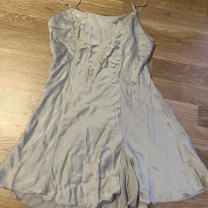 Victorias secret satin nattlinne  - Beige nattlinne i satin från Victorias secret  Stl S  Med liten slits 