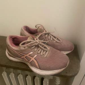 Puderrosa Asics springskor